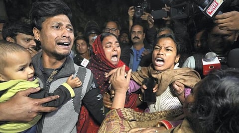 டெல்லி, உத்தர பிரதேசம் உள்ளிட்ட 6 மாநிலங்களில் நிலநடுக்கம் - பீதியடைந்து வெளியேறிய மக்கள்