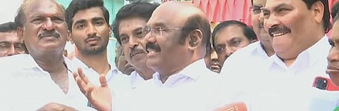 செய்தியாளர்களுக்கு பேட்டி அளித்த அமைச்சர் ஜெயக்குமார்