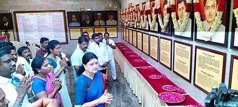 அஞ்சலி நிகழ்வில் சசிகலா