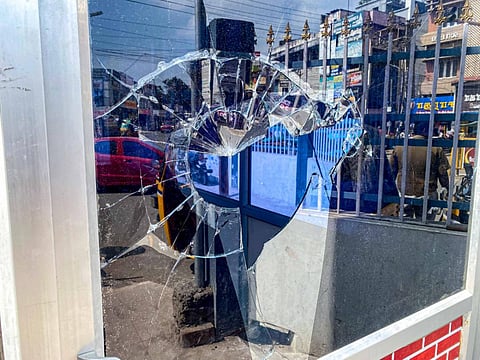 மர்ம நபர்களால் உடைக்கப்பட்ட கண்ணாடி