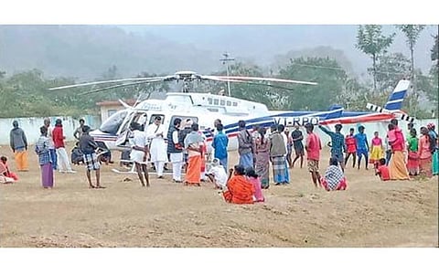 வாழும் கலை அமைப்பின் நிறுவனர் ரவிசங்கர் பயணித்த ஹெலிகாப்டர், பனி மூட்டம் காரணமாக, ஈரோடு மாவட்டம் சத்தியமங்கலம் அடுத்த கடம்பூர் அருகே மலைக் கிராமத்தில் தரை இறக்கப்பட்டது.