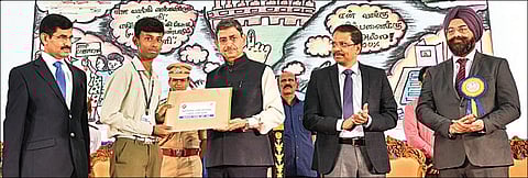 தேசிய வாக்காளர் தினத்தையொட்டி சென்னை கலைவாணர் அரங்கத்தில் நேற்று நடந்த நிகழ்ச்சியில், தமிழகம் முழுவதும் நடத்தப்பட்ட பல்வேறு போட்டிகளில் வெற்றி பெற்ற மாணவர்களுக்கு ஆளுநர் ஆர்.என்.ரவி பரிசுகளை வழங்கினார். உடன் தலைமைச் செயலர் இறையன்பு, தமிழக தலைமை தேர்தல் அதிகாரி சத்யபிரத சாஹு, சென்னை மாநகராட்சி ஆணையர் ககன்தீப்சிங் பேடி உள்ளிட்டோர்.