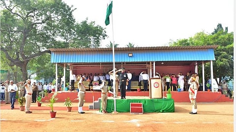 ரயில்வே கோட்ட மேலாளர் பத்மநாபன் அனந்த் ராணுவ உடையில் மூவர்ண தேசியக் கொடியை ஏற்றினார்