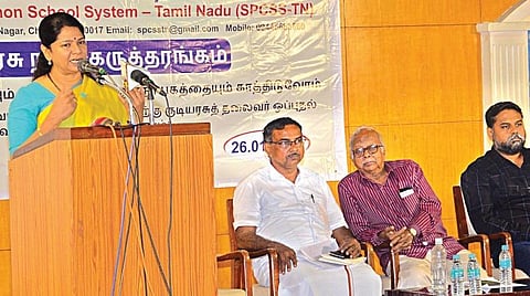 பொதுப்பள்ளிக்கான மாநில மேடை சார்பில் ‘அரசமைப்புச் சட்டத்தையும் நாடாளுமன்ற ஜனநாயகத்தையும் காத்திடுவோம்' என்ற தலைப்பிலான குடியரசு நாள் கருத்தரங்கம் சென்னை மத்திய நூலகக் கட்டிடம், தேவநேயப் பாவாணர் அரங்கத்தில் நேற்று நடைபெற்றது. இதில், எம்.பி.க்கள் கனிமொழி, செந்தில்குமார் உள்ளிட்டோர் பங்கேற்றனர். படம்: பு.க.பிரவீன்