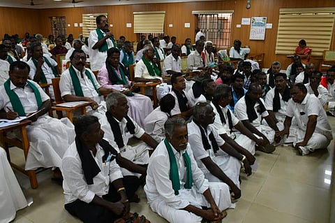 தரையில் அமர்ந்து தர்ணா போராட்டத்தில் ஈடுபட்ட விவசாயிகள்