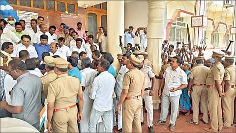 தி.மலையில் வருவாய் துறை அமைச்சர் கே.கே.எஸ்.எஸ்.ஆர்.ராமச்சந்திரனை முற்றுகையிட்ட குருமன்ஸ் சமூகத்தினர். படம்: இரா.தினேஷ்குமார்