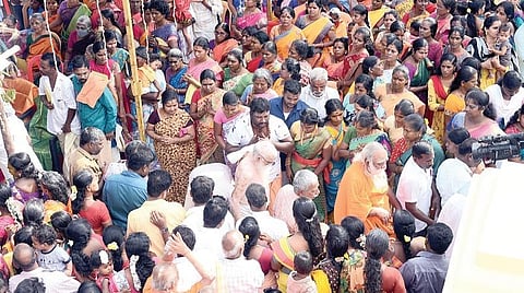 செங்கல்பட்டு அடுத்த ஒழலூர் கிராமத்தில் அமைந்துள்ள பெருந்தேவி தாயார் சமேத வரதராஜபெருமாள் கோயில் கும்பாபிஷேகம் நேற்று நடைபெற்றது. இதில் தவத்திரு பாலமுருகன் அடிமை சுவாமிகள் மற்றும் சச்சிதானந்த சுவாமிகள் உட்பட ஏராளமான பொதுமக்கள் பங்கேற்று கோபுர தரிசனம் செய்தனர். (அடுத்தபடம்)