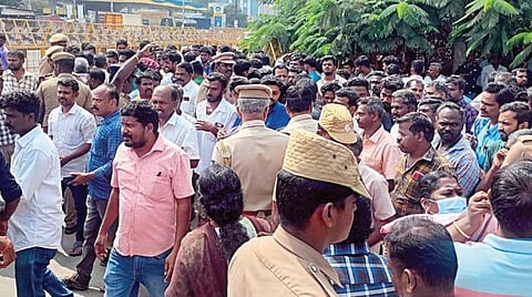 திருப்பூர் மாவட்ட ஆட்சியர் அலுவலகத்தை நேற்று முற்றுகையிட்ட தமிழக தொழிலாளர்கள் மற்றும் பல்வேறு அமைப்பினர்.