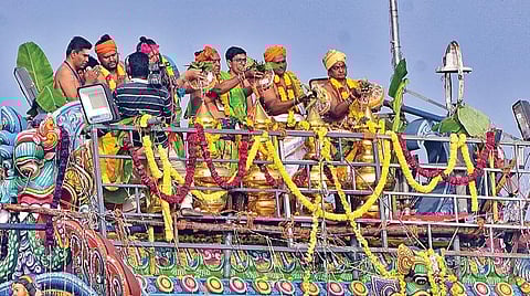 பழநி கோயிலில் நேற்று நடைபெற்ற கும்பாபிஷேகத்தின்போது கலசங்கள் மீது புனிதநீர் ஊற்றிய சிவாச்சாரியார்கள். | படங்கள்: நா.தங்கரத்தினம் |