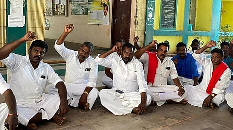 காத்திருப்பு போராட்டத்தில் ஈடுபட்ட விவசாயிகள் | படம் . ஆர் . வெங்கடேஷ்