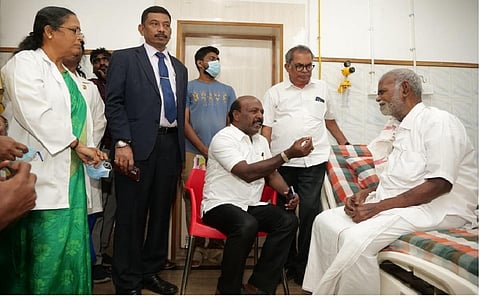 நல்லக்கண்ணுவிடம் நலம் விசாரித்த அமைச்சர் மா.சுப்பிரமணியன்