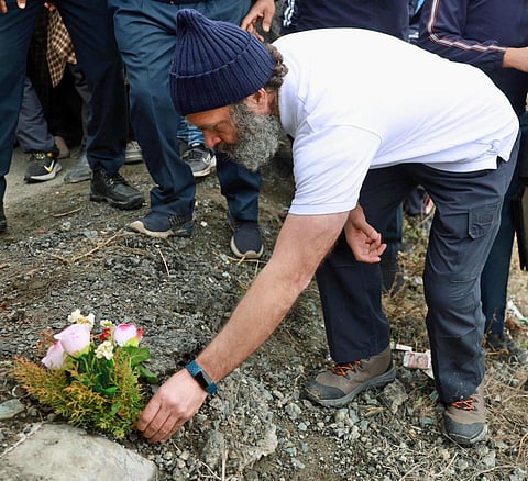 புல்வாமா தாக்குதலில் உயிரிழந்த வீரர்களுக்கு ராகுல் காந்தி அஞ்சலி