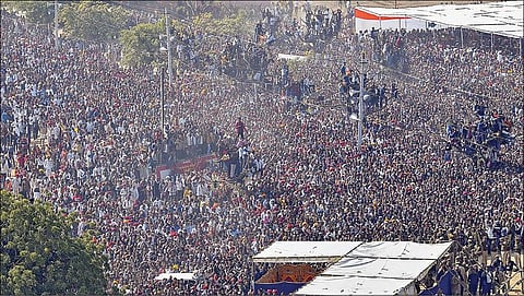 ராஜஸ்தான் மாநிலத்தில் பகவான் ஸ்ரீ தேவ் நாராயணின் 1111-வது ஜெயந்தி விழா நேற்று நடைபெற்றது. இதை முன்னிட்டு பில்வாரா பகுதியில் பிரதமர் மோடி பங்கேற்ற நிகழ்ச்சியில் ஆயிரக்கணக்கான மக்கள் கலந்துகொண்டனர். படம்: பிடிஐ