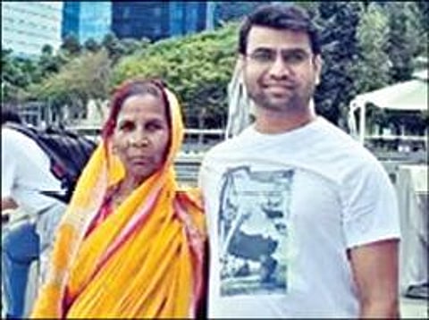 பெற்றோருக்கு வெளியுலகை காட்டுங்கள் - சிங்கப்பூரில் பணியாற்றும் இளைஞர் வேண்டுகோள்