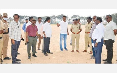 காட்பாடி அரசு ஆண்கள் மேல்நிலை பள்ளியில் முதல்வர் கலந்து கொள்ளும் நிகழ்ச்சிக்கான ஏற்பாடுகளை வேலூர் மாவட்ட ஆட்சியர் குமாரவேல் பாண்டியன், எஸ்.பி., ராஜேஷ்கண்ணன் ஆகியோர் நேற்று ஆய்வு செய்தனர்.