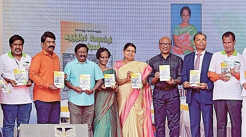 சென்னை எத்திராஜ் கல்லூரியில் நேற்றுடன் நிறைவு பெற்ற ‘மண்ணும் மரபும்’ கண்காட்சியில் பேராசிரியர் இரா.சாந்தகுமாரி எழுதிய ‘சுதந்திரப் போராட்டத் தழும்புகள்’ என்ற நூலை அமைச்சர் கீதா ஜீவன் வெளியிட்டார். உடன் நடிகர் தாமு, கல்வியாளர் சேது ஆறுமுகம், காந்தி உலக மையத்தின் நிறுவனர் எம்.எல்.ராஜேஷ், நூலாசிரியர் சாந்தகுமாரி உள்ளிட்டோர். | படங்கள்: பு.க.பிரவீன் |