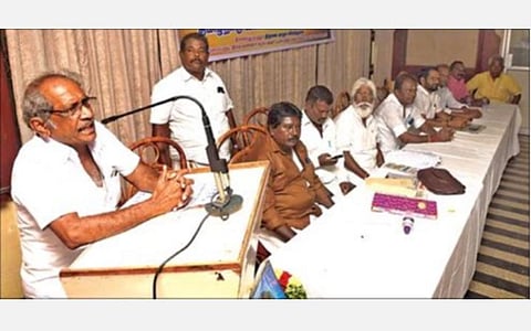 சேலத்தில் நடைபெற்ற தமிழ்நாடு சலவை தொழிலாளர் பேரவையின் பொதுக்குழு கூட்டத்தில், மாநிலத் தலைவர் பாலு பேசினார். படம்: எஸ்.குரு பிரசாத்