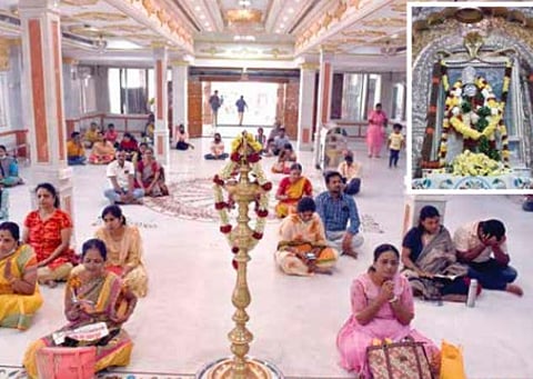 ஸ்ரீ நாகசாயி மந்திர் கோயில். (உள்படம்) அங்கு அருள்பாலிக்கும் சாயிபாபா.படங்கள்: ஜெ.மனோகரன்