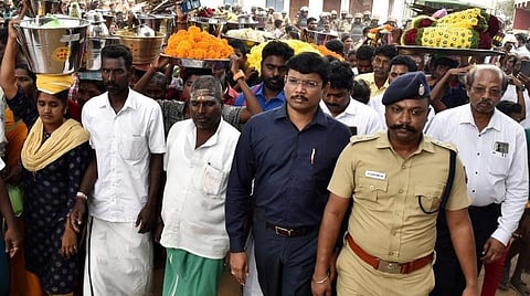 தென்முடியனூரில் முத்துமாரியம்மன் கோயிலில் பொங்கலிட்டு வழிபாடு செய்ய ஆட்சியர் பா.முருகேஷ், எஸ்பி கார்த்திகேயன் ஆகியோருடன் செல்லும் பட்டியலின மக்கள்.