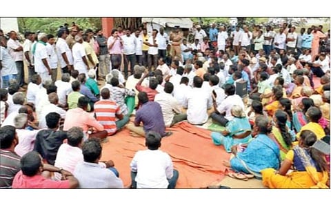 ராணிப்பேட்டை அருகே காஞ்சனகிரி மலை கோயிலுக்கு செல்ல தடைவிதிக்கும், முகுந்தராயபுரம் ஊராட்சி மன்ற நிர்வாகிகளை கண்டித்து நேற்று போராட்டத்தில் ஈடுபட்ட லாலாப்பேட்டை பொதுமக்கள்.