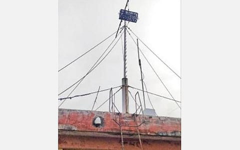 நாகை துறைமுக அலுவலகத்தில் நேற்று ஏற்றப்பட்டுள்ள ஒன்றாம் எண் புயல் எச்சரிக்கைக் கூண்டு.