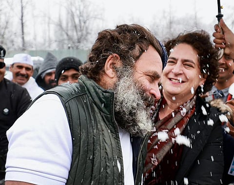 காங்கிரஸ் மூத்த தலைவர் ராகுல் காந்தி நாடு முழுவதும் மேற்கொண்ட பாரத ஒற்றுமை யாத்திரை ஜம்மு-காஷ்மீரின் நகரில் நேற்று நிறைவடைந்தது. நிறைவு விழா நிகழ்ச்சியின்போது, தனது சகோதரர் ராகுல் மீது உற்சாகத்துடன் பனிக்கட்டியை தூவி விளையாடும் காங்கிரஸ் பொதுச் செயலாளர் பிரியங்கா காந்தி வதேரா. படம்: பிடிஐ