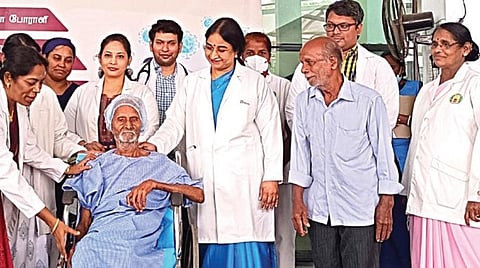 சென்னை ஓமந்தூரார் அரசு மருத்துவக் கல்லூரி மருத்துவமனையில் கரோனா தொற்றில் இருந்து குணமடைந்து வீடு திரும்பும் 93 வயதுமுதியவருடன் மருத்துவமனை டீன் ஆர்.ஜெயந்தி, மருத்துவ குழுவினர்.