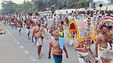 நத்தத்தில் இருந்து பழநி நோக்கி காவடிகளுடன் பாதயாத்திரையாகச் சென்ற நகரத்தார்.