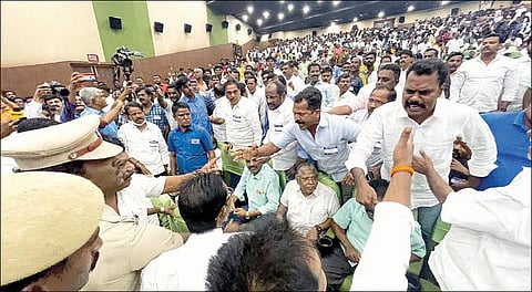 முன்னாள் முதல்வர் கருணாநிதிக்கு பேனா நினைவுச்சின்னம் - கருத்துக்கேட்பு கூட்டத்தில் சீமான் கடும் எதிர்ப்பு