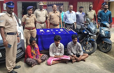 கைது செய்யப்பட்டவர்களுடன் கள்ளகுறிச்சி மாவட்ட போலீஸார்.