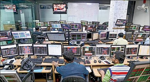 பட்ஜெட் அறிவிப்பால் பங்குச் சந்தையில் ஏற்பட்ட ஏற்ற இறக்கங்களை கவனிக்கும் பங்கு தரகர்கள். இடம் கொல்கத்தா.