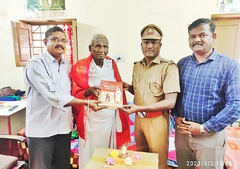 சிறை நூலகத்திற்கு புத்தகங்கள்வழங்கிய 92 வயது நெசவுத் தொழிலாளியை சிறை அதிகாரிகள் பாராட்டினர்.