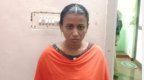 விஷ ஊசி போட்டு 2-வது கணவரை கொல்ல முயன்ற வழக்கில் குன்னத்தூர் போலீஸார் தேவியை இன்று கைது செய்தனர்.