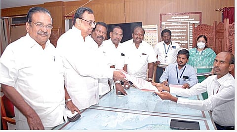 ஈரோடு கிழக்கு தொகுதியில் திமுக கூட்டணி சார்பில் போட்டியிடும் காங்கிரஸ் வேட்பாளர் ஈவிகேஎஸ்.இளங்கோவன், அதிமுக ஓபிஎஸ் அணி வேட்பாளர் செந்தில் முருகன், அமமுக வேட்பாளர் சிவ பிரசாந்த் ஆகியோர் நேற்று தேர்தல் நடத்தும் அலுவலர் க.சிவக்குமாரிடம் வேட்புமனு தாக்கல் செய்தனர்.