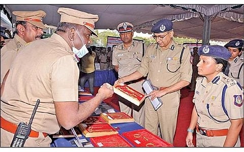 காவல் துறையால் மீட்கப்பட்ட பணம், நகைகளை உரியவர்களிடம் ஒப்படைத்தார் காவல் ஆணையர் சங்கர் ஜிவால். படம்: ம.பிரபு