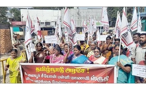 சேலையூர், தனியார் பள்ளி மாணவி ஸ்ருதி மரண வழக்கை மேல்முறையீடு செய்ய கோரி அனைத்திந்திய ஜனநாயக மாதர் சங்கத்தினர், தாம்பரம் பேருந்து நிலையம் அருகே நேற்று ஆர்ப்பாட்டத்தில் ஈடுபட்டனர். படம்: எம்.முத்துகணேஷ்