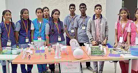 கோவை கேபிஆர் பொறியியல் மற்றும் தொழில்நுட்பக் கல்லூரியில் சனிக்கிழமை நடைபெற்ற ராக்கெட் அறிவியல் திட்டத்தின் ரஷ்யா செல்வதற்கான 3-வது கட்டத்துக்கான தேர்வில் தங்கள் படைப்புகளை காட்சிப்படுத்திய அரசு பள்ளி மாணவர்கள்.