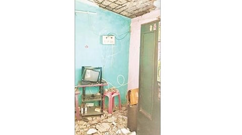 வந்தவாசி அடுத்த மாணிக்க மங்கலம் கிராமத்தில் சிமென்ட் பூச்சு பெயர்ந்து விழுந்த வீட்டின் மேற்கூரை.