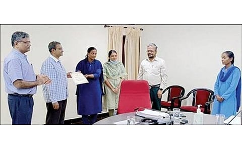 ரயில் விபத்தை தடுத்த பெண் ஊழியர்களுக்கு விருது வழங்கி பாராட்டிய மதுரை கோட்ட மேலாளர் பத்மநாபன் அனந்த்.