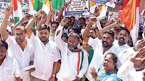 மத்திய அரசை கண்டித்து தமிழ்நாடு காங்கிரஸ் எஸ்.சி. பிரிவுத் தலைவர் ரஞ்சன் குமார் தலைமையில் சென்னை அண்ணாசாலை எல்ஐசி அலுவலகம் அருகில் நேற்று ஆர்ப்பாட்டம் நடைபெற்றது. | படம்:ம.பிரபு |