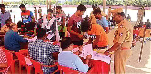 சென்னை எழும்பூர் ராஜரத்தினம் விளையாட்டு மைதானத்தில் காவலர் பணிக்கான உடல் தகுதி தேர்வு நேற்று நடைபெற்றது. இதில் தேர்வர்களின் ஆவணங்களை சரிபார்த்த அதிகாரிகள். படம்: பு.க.பிரவீன்.