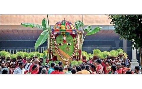 முளைப்பாரியிலேயே லிங்கபைரவி தேவியின் உருவம் வடிவமைக் கப்பட்ட தேரை ஈஷாவுக்கு ஊர்வலமாக எடுத்து வந்து வழிபட்ட மக்கள்.