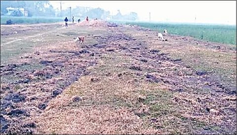 ரயில்வே தண்டவாளம் திருடப்பட்ட இடம்.