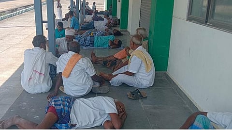 அரூர் ஒழுங்குமுறை விற்பனைக் கூடம் முன் பருத்தி மூட்டை விற்பனைக்காக காத்திருக்கும் விவசாயிகள்