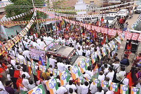வாக்கு சேகரிப்பில் ஈடுபடும் காங்கிரஸ் கட்சியினர்