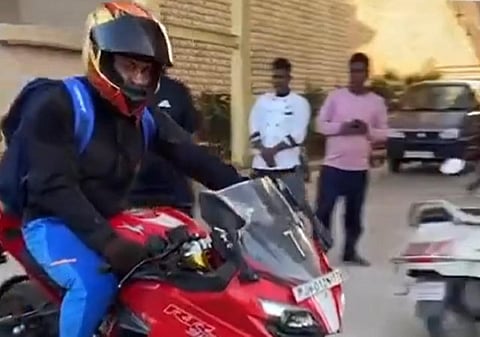 அப்பாச்சி பைக்கில் தோனி ஜாலி ரைடு: வைரல் வீடியோ