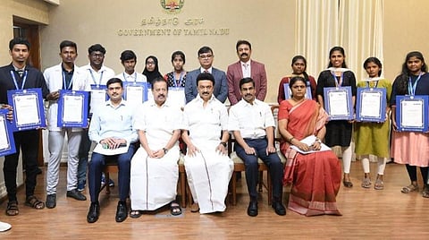 நகர்ப்புற வாழ்விட மேம்பாட்டு வாரிய குடியிருப்புகளில் வசிக்கும் 120 மாணவர்களுக்கு ரூ.39 லட்சம் கல்வி உதவி: முதல்வர் ஸ்டாலின் வழங்கினார்