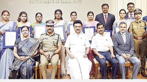 தமிழக காவல் துறையில் டிஎஸ்பிக்களாக பணி நியமன ஆணை பெற்ற 17 பேருடன் முதல்வர் மு.க.ஸ்டாலின். உடன் தலைமைச் செயலர் வெ.இறையன்பு, உள்துறை செயலர் பணீந்திரரெட்டி, டிஜிபி சைலேந்திர பாபு, தமிழ்நாடு சீருடைப் பணியாளர் தேர்வு வாரியத்தின் தலைவர் சீமா அகர்வால் மற்றும் உயர் அதிகாரிகள்.