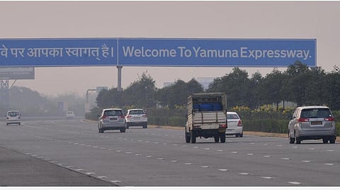 உ.பி. யமுனா எக்ஸ்பிரஸ் சாலையில் காரில் 12 கி.மீ. இழுத்து செல்லப்பட்ட இளைஞர்