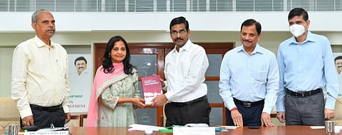 கையேட்டினை வெளியிட்ட தலைமைச் செயலாளர்